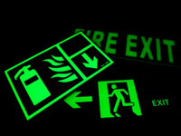 //jororwxhpioilp5p.ldycdn.com/cloud/pkBprKpnRliSipnpkolnk/glow-in-the-dark-exit-signs.jpg